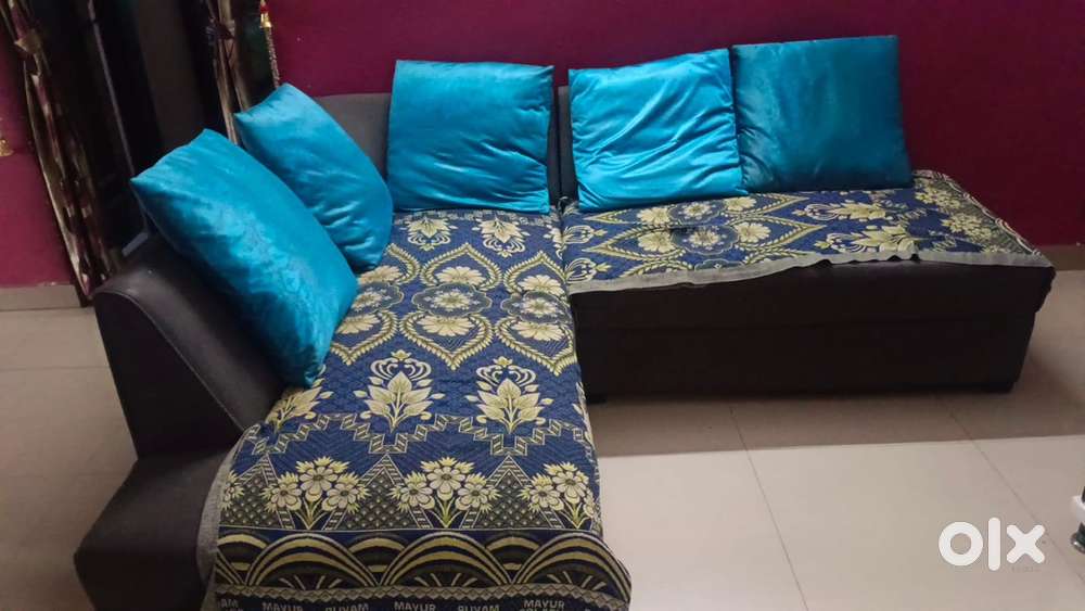 5-Seater L Shaped Sofa with cushions