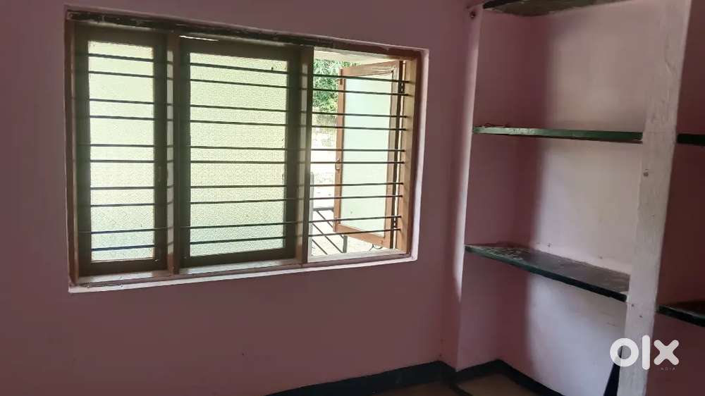 देवकर पाणंद साळोखे नगर रोडला मोहिते काॅलनी मध्ये तीन रुमचा ब्लॉक