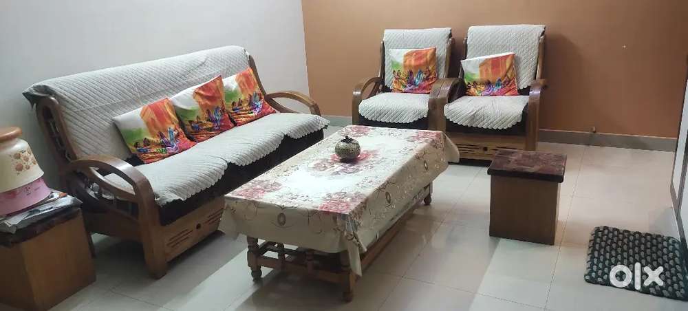 Sofa with centre table and 2 stools