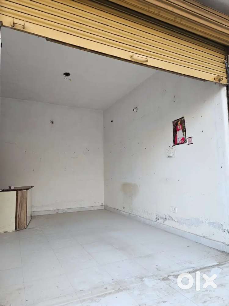 Looking for helper with knowledge in medicine for shop assistance