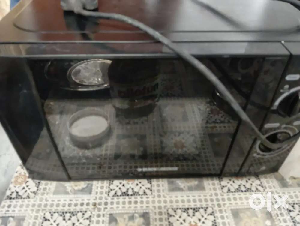 LIKE NEW BLACK AND DECKER MICROVAVE.