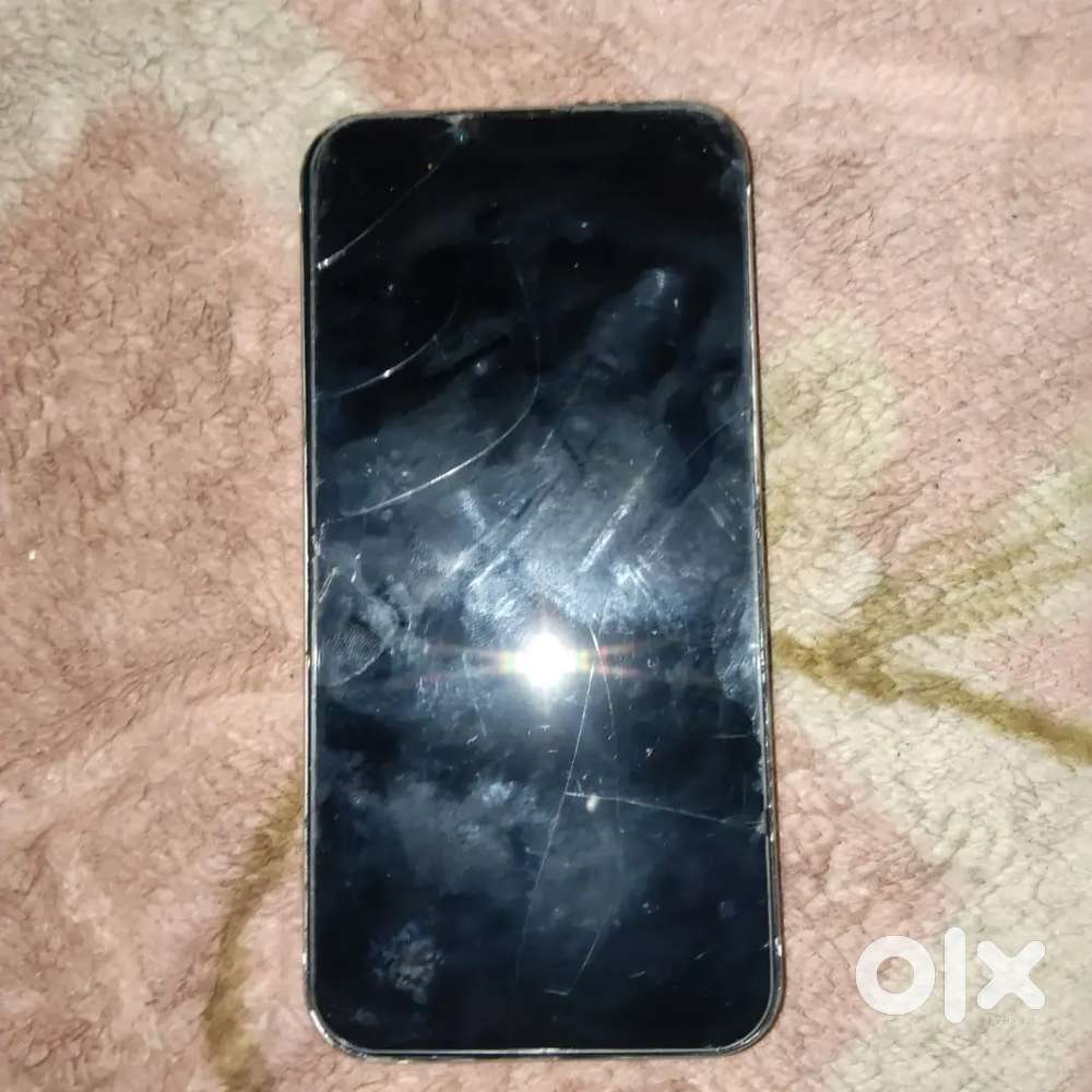 iPhone 13 GB8 RAM128  display tuta hua Hai