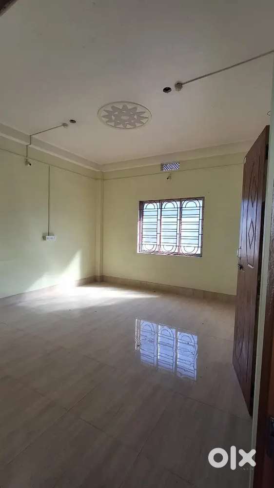 Bachelors or small family allowed.