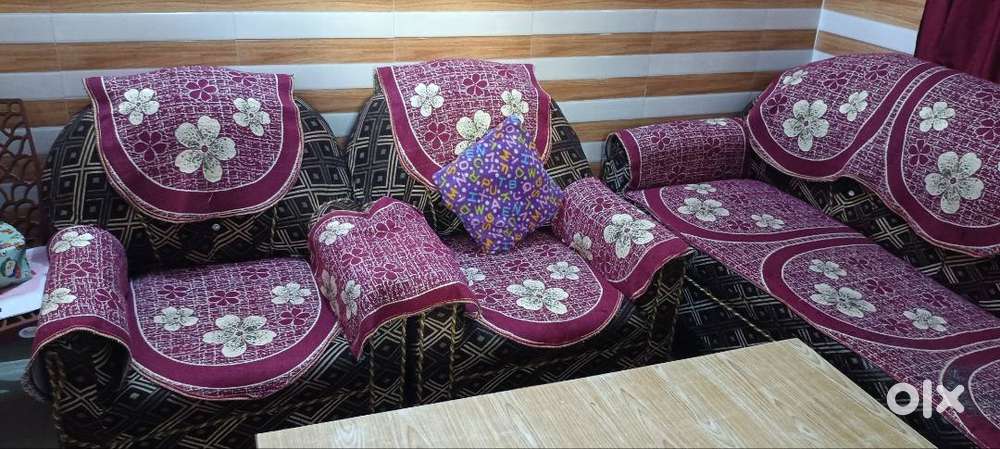 Sofa set of 3 and a wooden table age is 3-4yrs