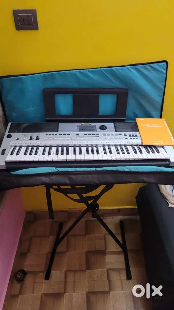 Yamaha i445 Electronic keyboard piano