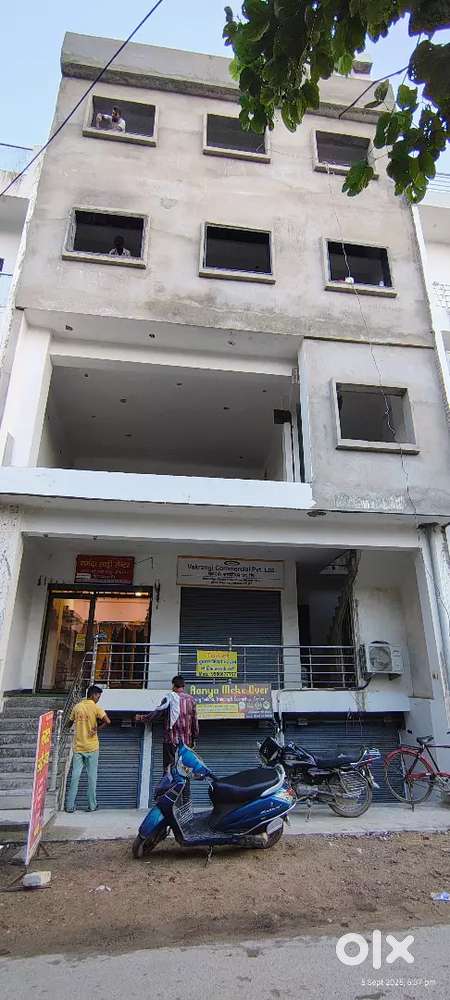 Aktha chauraha ke paas shop,Hall aur 2bhk flat kiraye par upalabdh hai