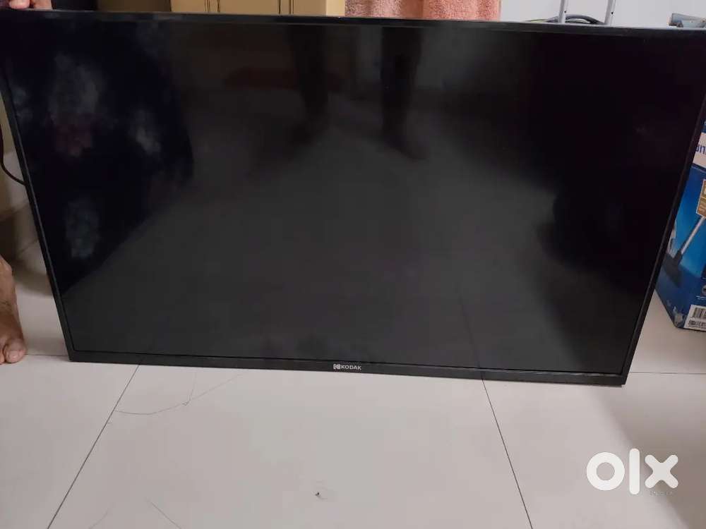 Kodak 43 inches TV (Screen minor damage from bottom)