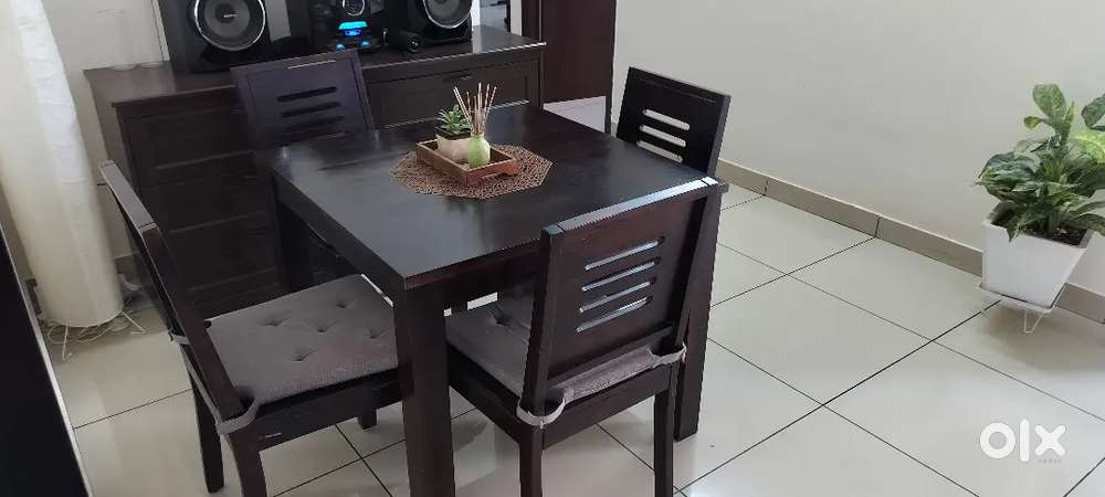 Urban Ladder Solid Wood Dining Table – Excellent Condition