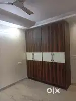 Sale 3bhk flat in laxmi ngar delhi near by v3s mall
