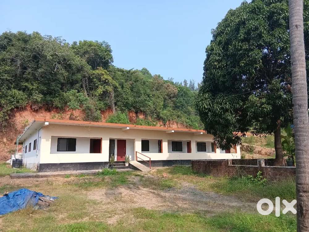 9 rooms, attached and commen bath rooms.  TALIPRAMBA PAYANGADI ROAD.