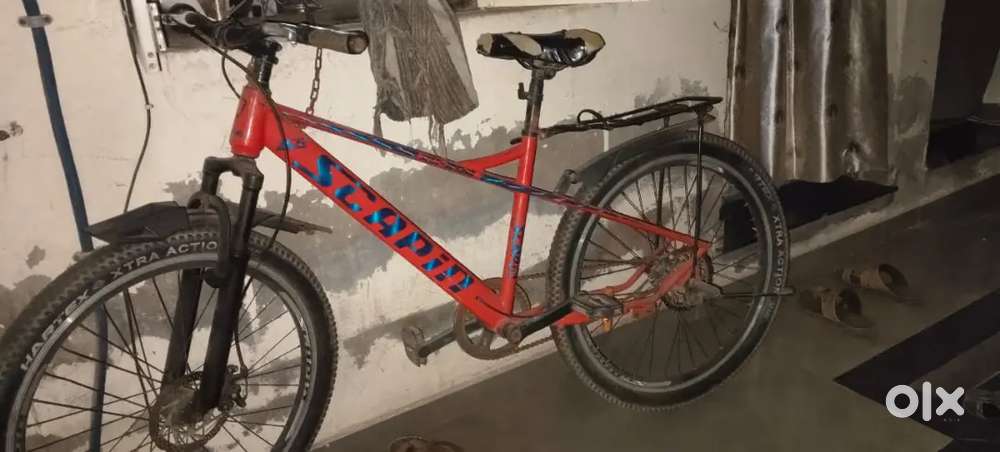 Red cycle with disk break and front suspenser