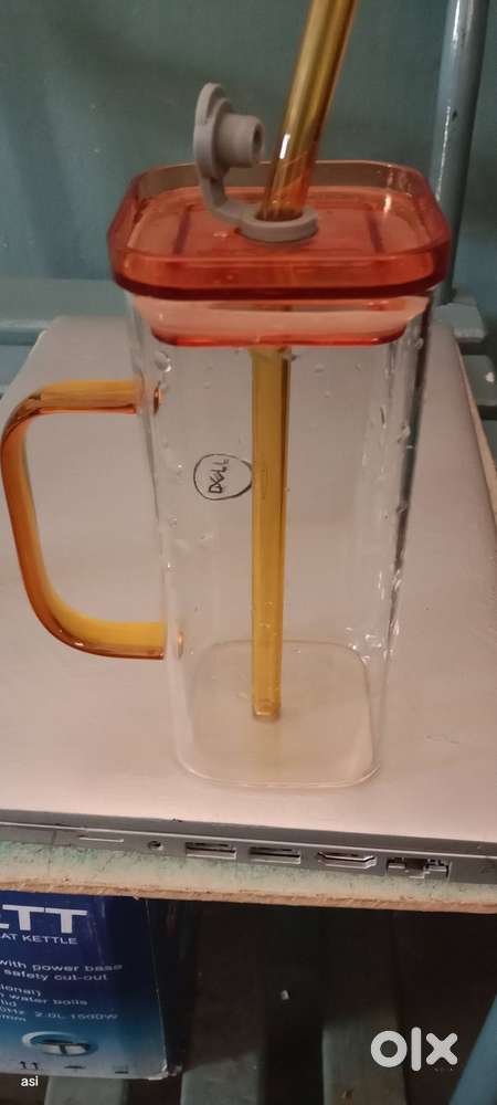 Yellow square glass tumbler with sipper