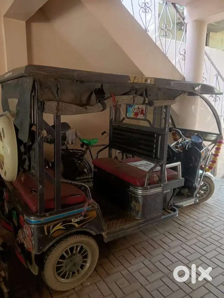 YAtri e rickshaw hai srif 3 saal hi chala hai