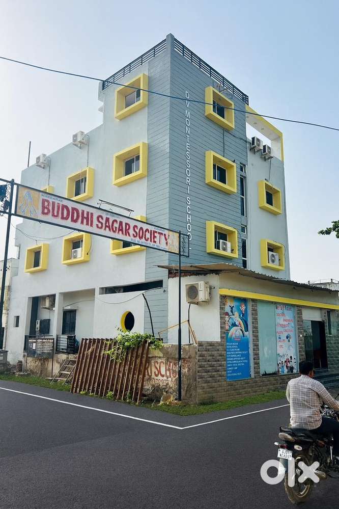 on road corner comercial property