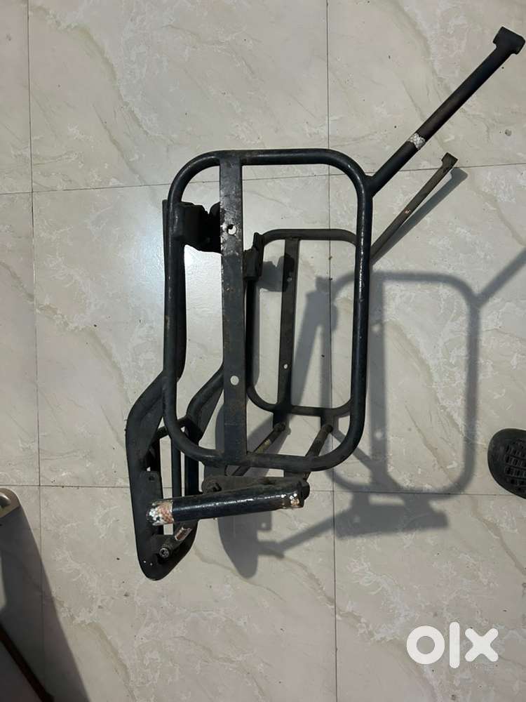 Top rack and saddle of gixxer