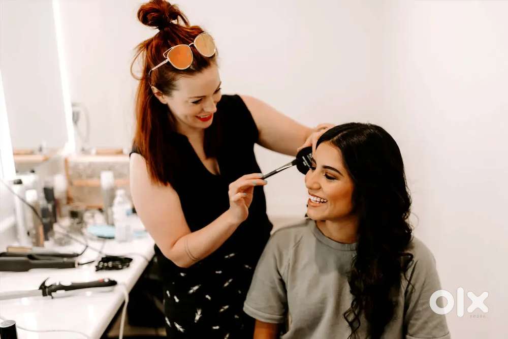 GOOD OPPORTUNITY #UNISEX SALON MAKEUP VACANCY AVAILABLE .