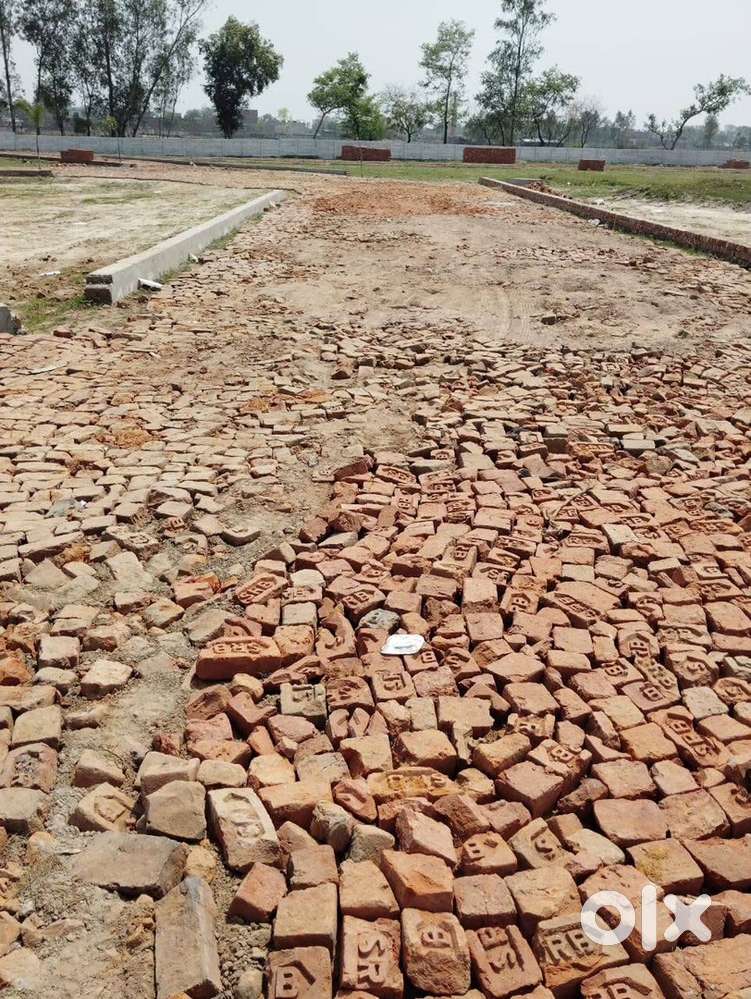 Apke banaras rohania me plot gangapur road par rudra flat ke samne 1