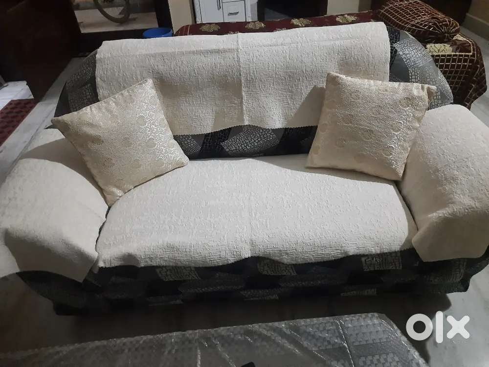 Sofa seven seater with cushion