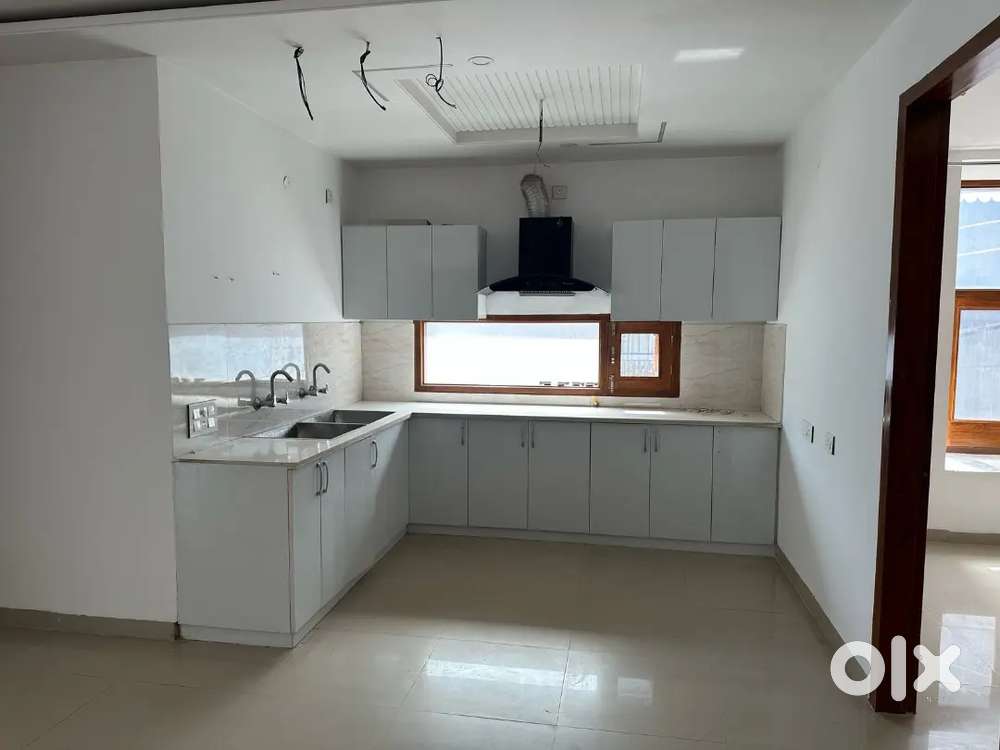 3 bhk brand new semi furnished flat available for rent