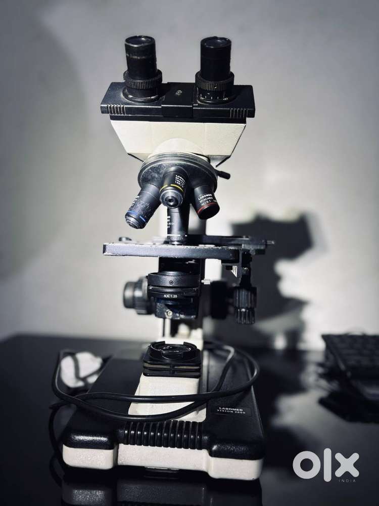 MICROSCOPE LEBOMED  BINOCULAR (VISION 2000)