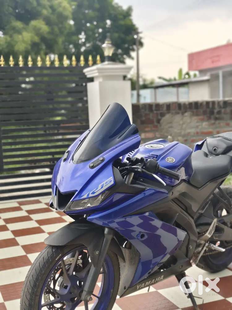 R15 v3 2020 model bs6