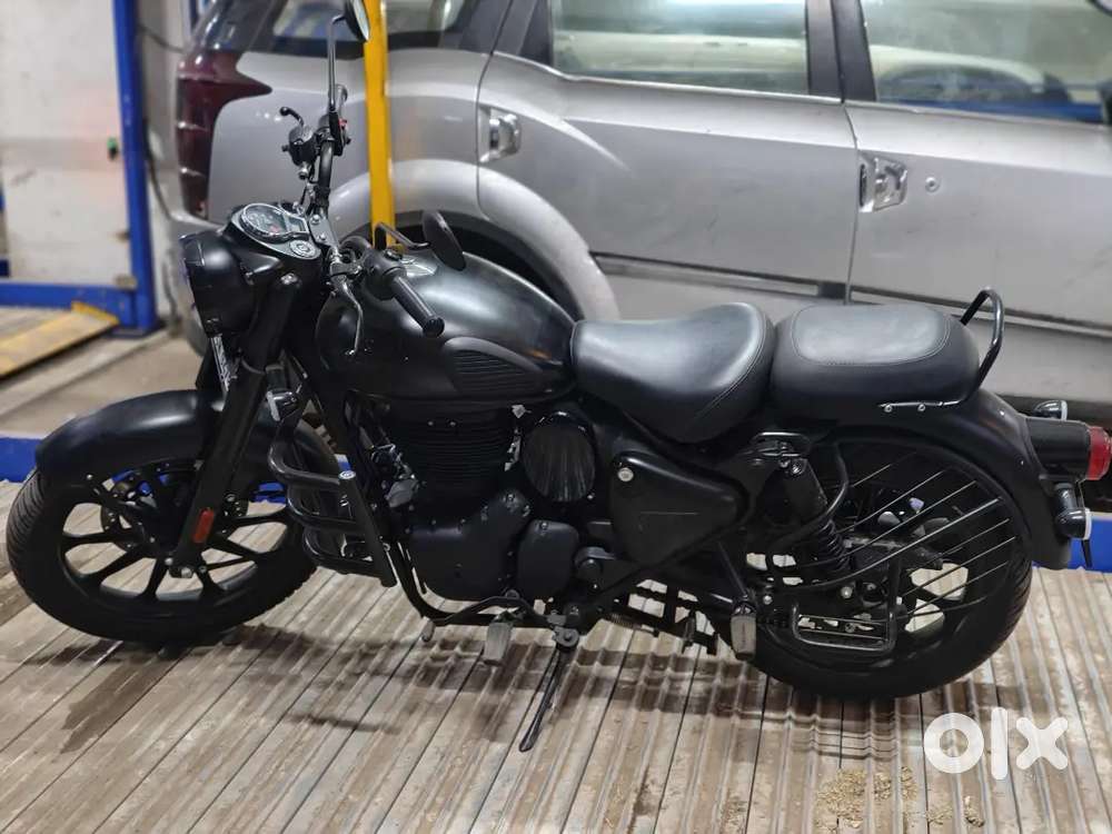 Royal Enfield classic 350 stealth black 2025 just 1000 kms done