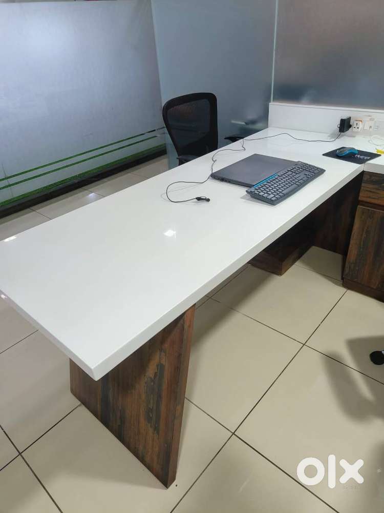 Office Executive Table in Excellent Condition – Sturdy & Spacious