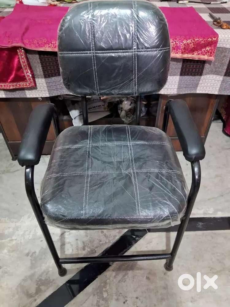 New kursi hai 10 din phele he lie hai