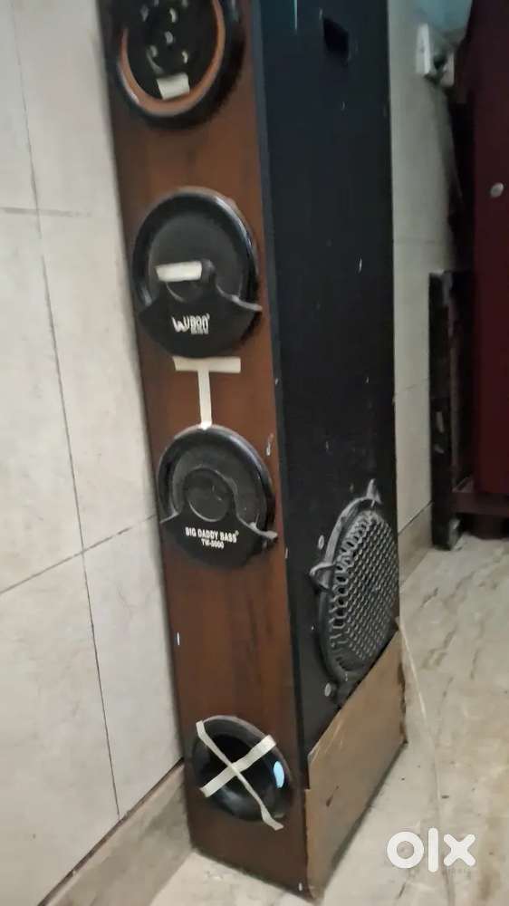 No damages in this dj this sounds good and good bass 20 inch woofer