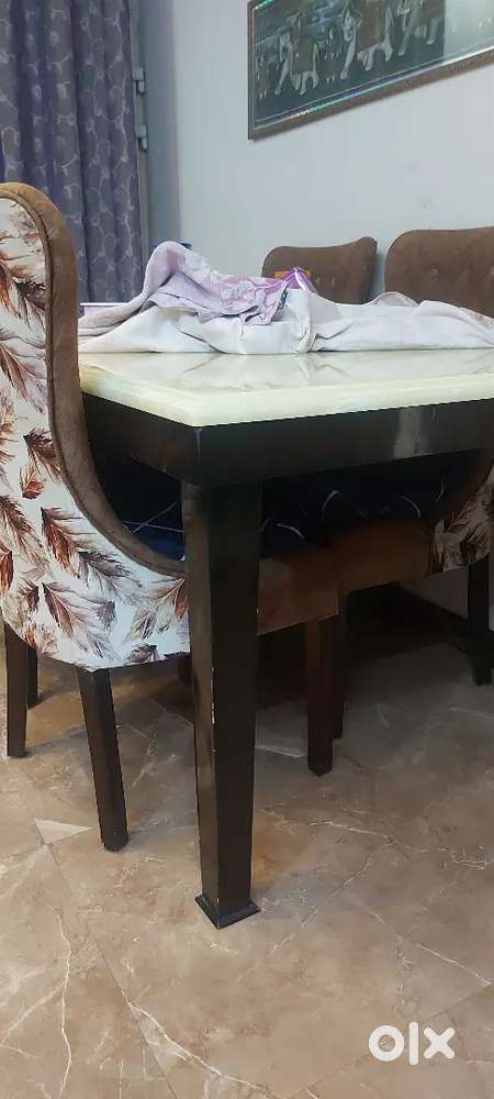 Dining table 6 seater 2 year old in very good condition