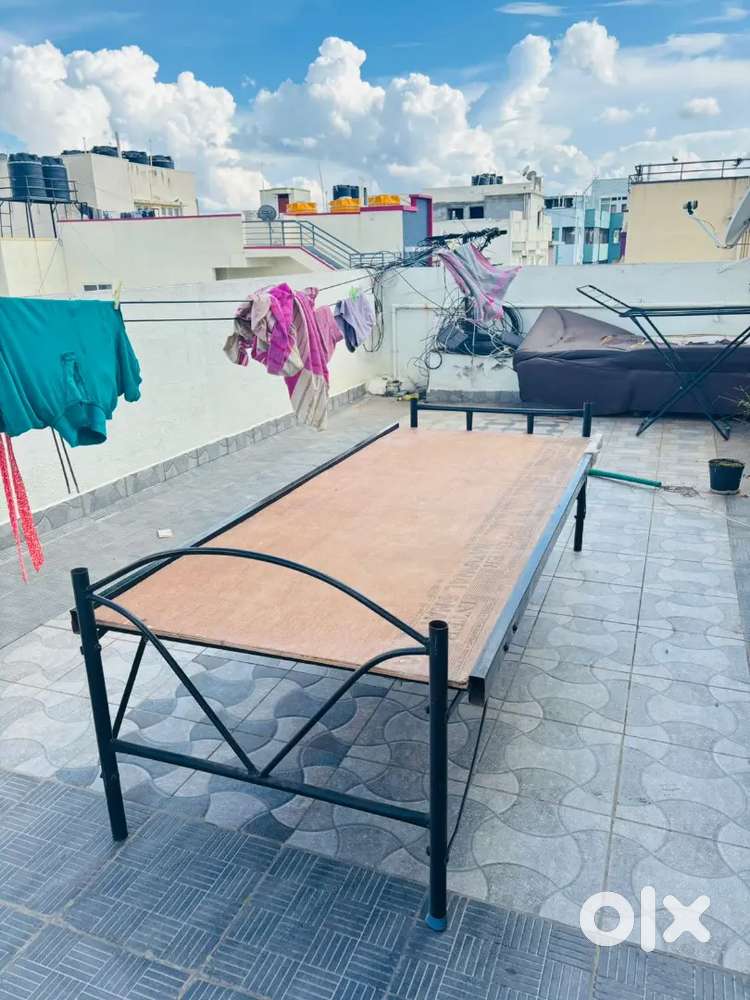 Single steel bed (foldable legs)