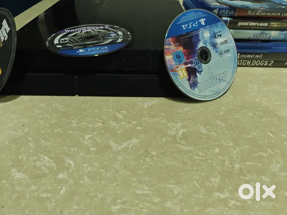 Selling Ps4(used)with gta v,red dead redemption 2 and more 8 games