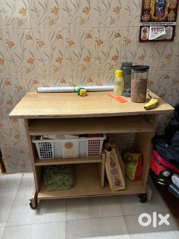 Conputer table