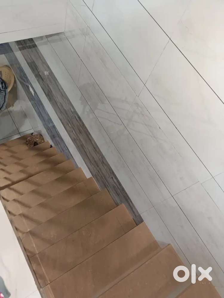 મકાન ટેનામેન્ટ નવું બનાવેલું છે આખા મકાનમાં ટાઇલ્સ લગાવી છે