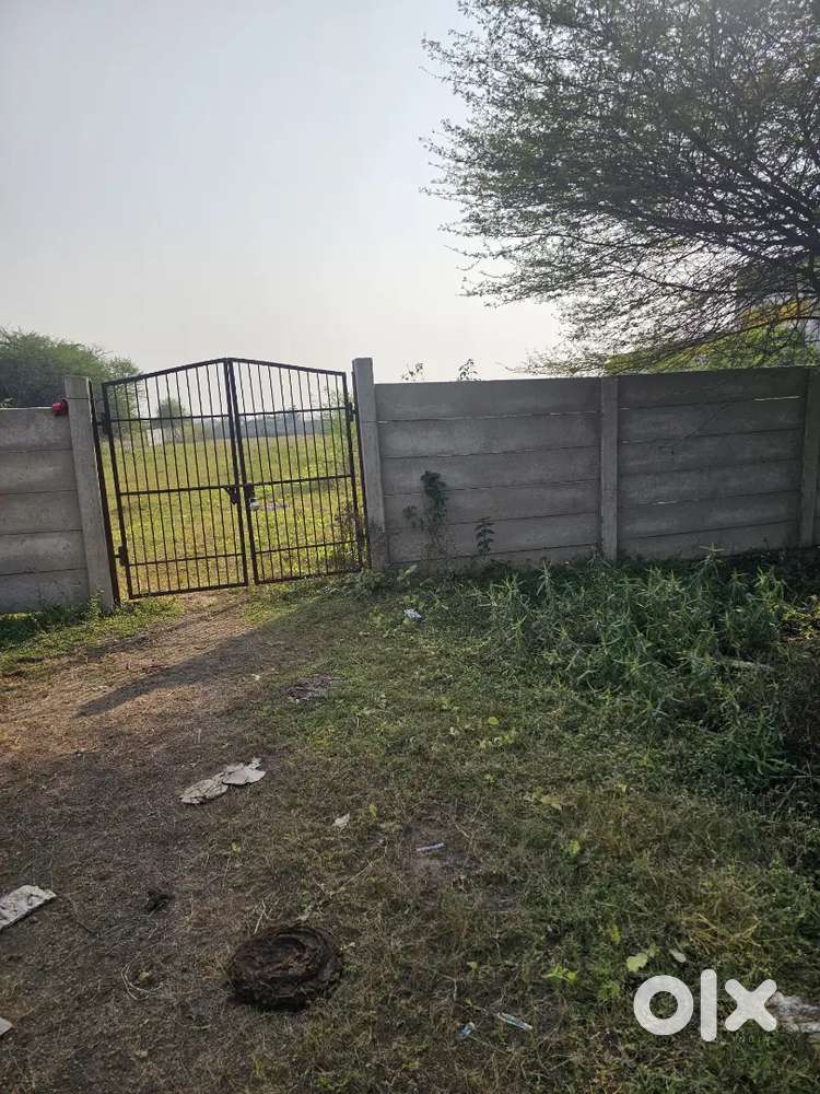 Raipura  me residantial diverted plot bechna hai