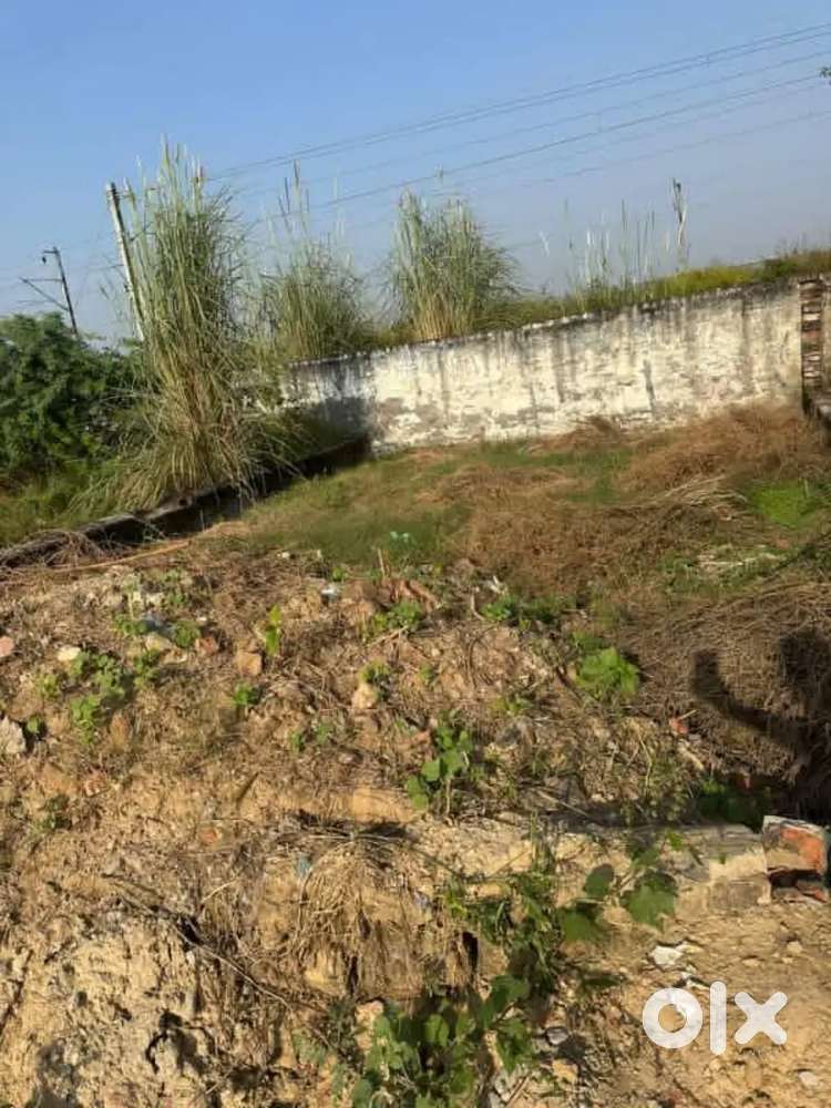 On road plot DM road maukhera crossing se aage