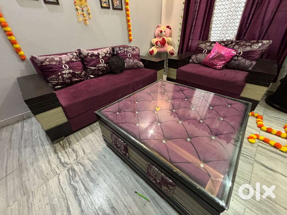 5 seater Sofa set with center table/ Modern design/ Mint Condition