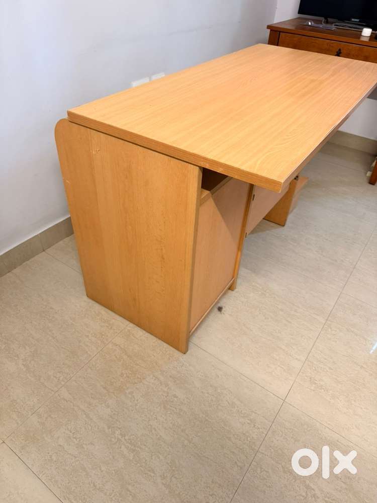 Computer table
