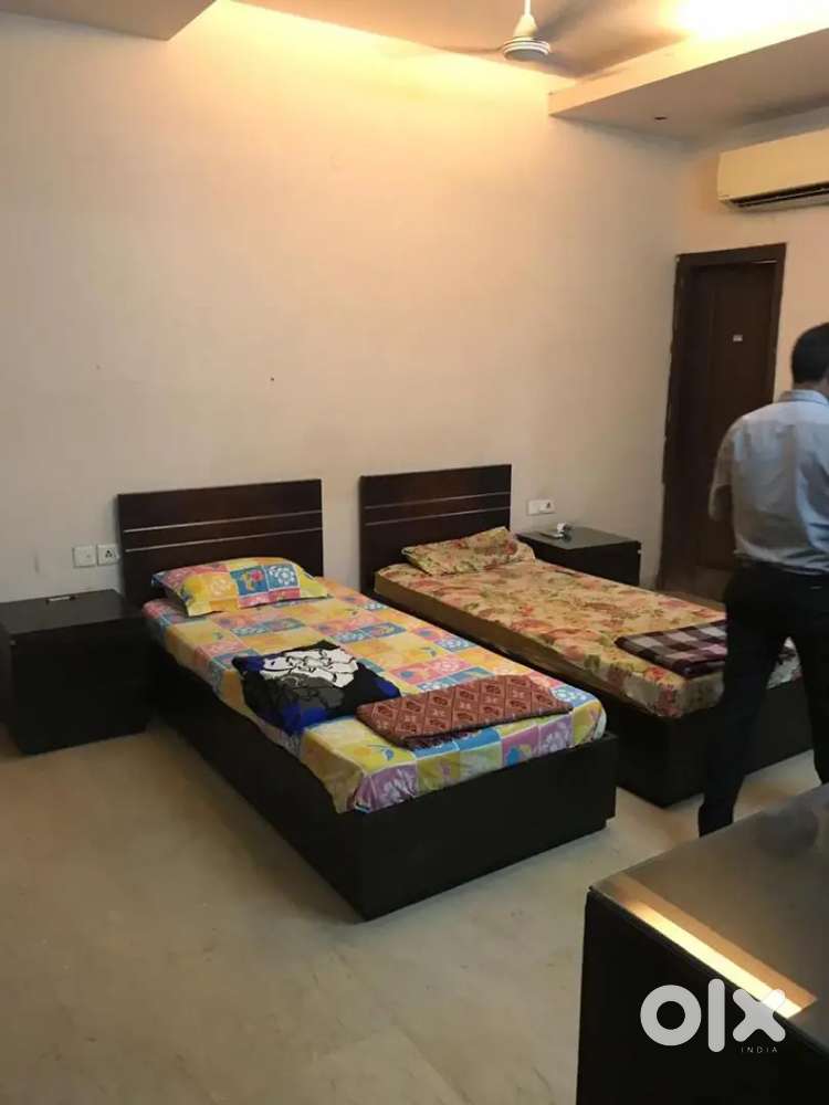 NO BROKERAGE 500+ Deluxe Boys PGs with meals & amenities in Noida!