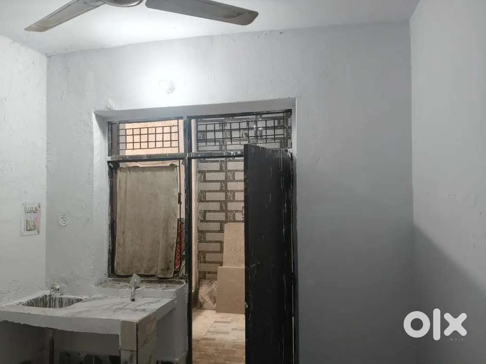 Low budget rooms available in Baraula-sec 49 noida near 76 metro