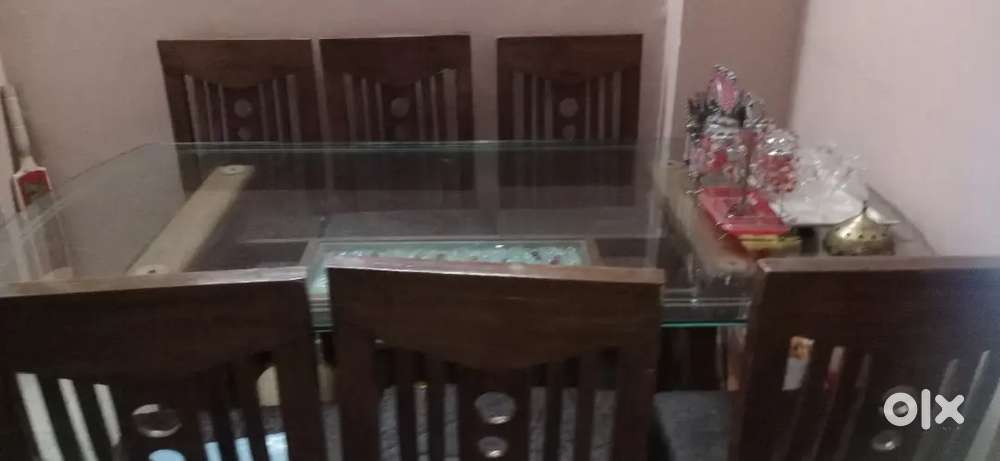 6 seater dinning table with glass top
