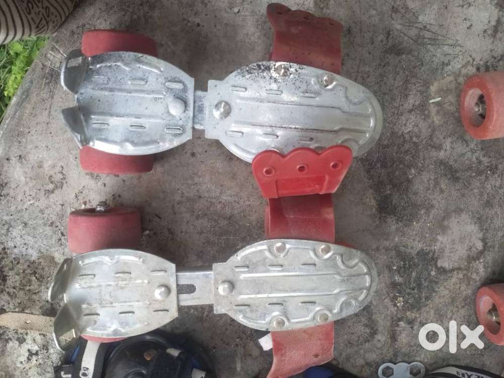 Children skates (2) and knee guards