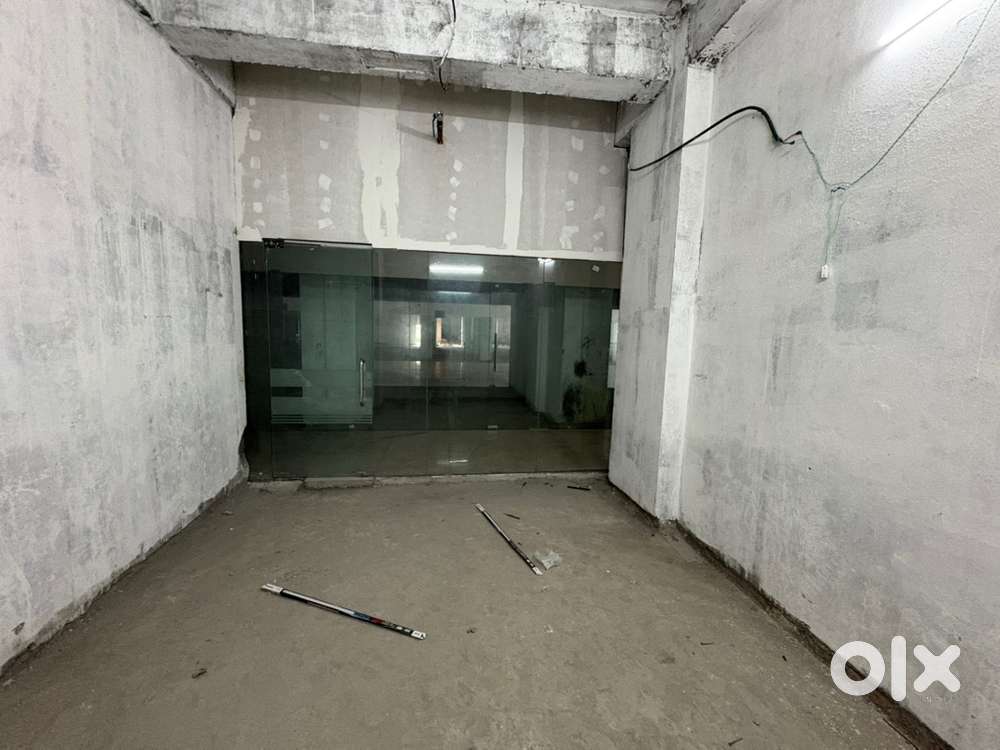 Retail shop for rent in mall