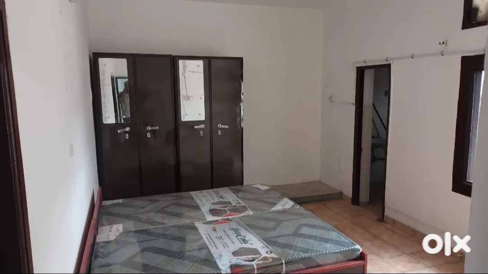 Sec 35 Rooms only Girls 7500 to 9000 w/o food& 12000 to 15000 withfood