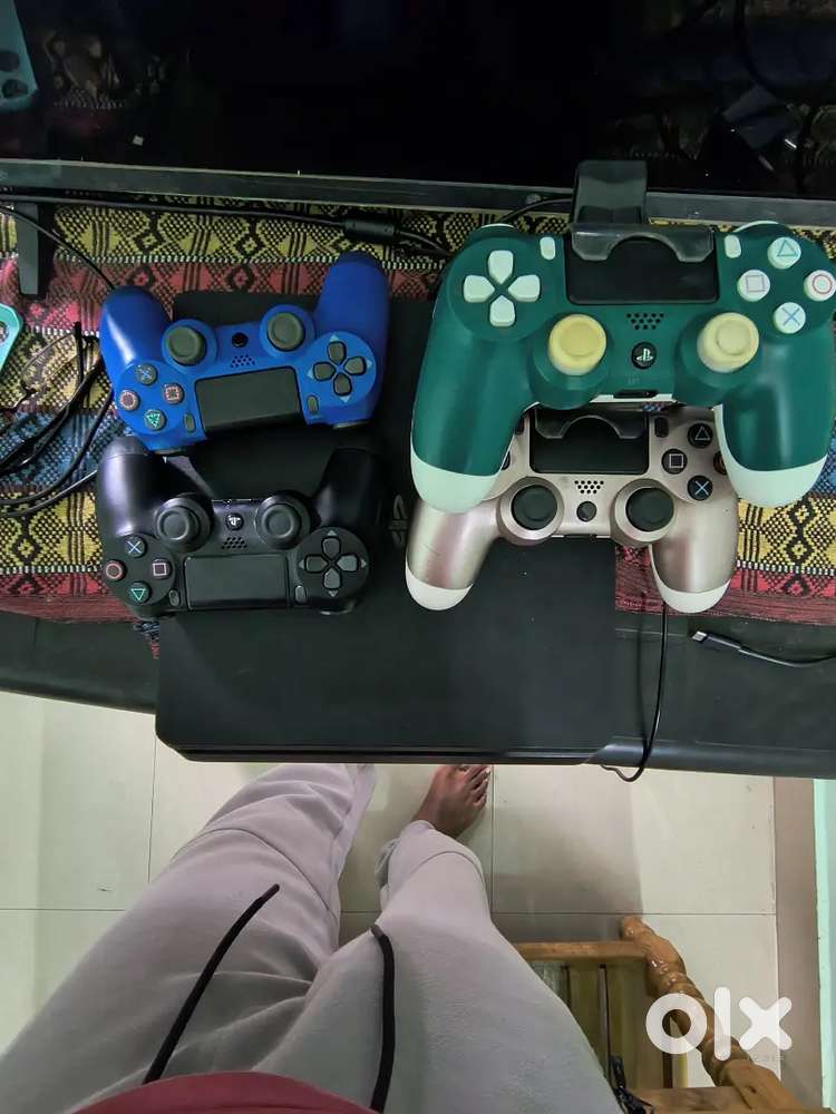 PS4 Console, 4 Control and 8 games