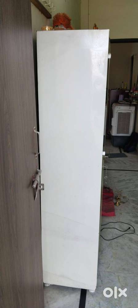 2-Year-Old Metal Almirah – Good Condition – ₹3000 Only