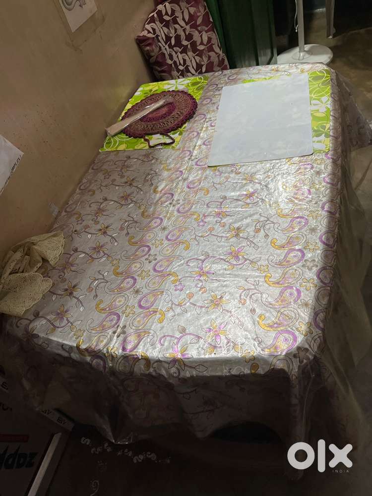 Dinning table ( Plastic )