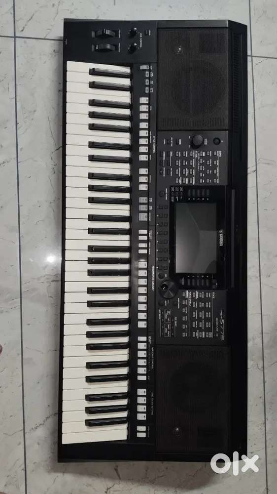 Yamaha psr s775