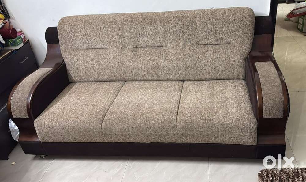 3+2 seater sofa which is 4 years old in very good condition