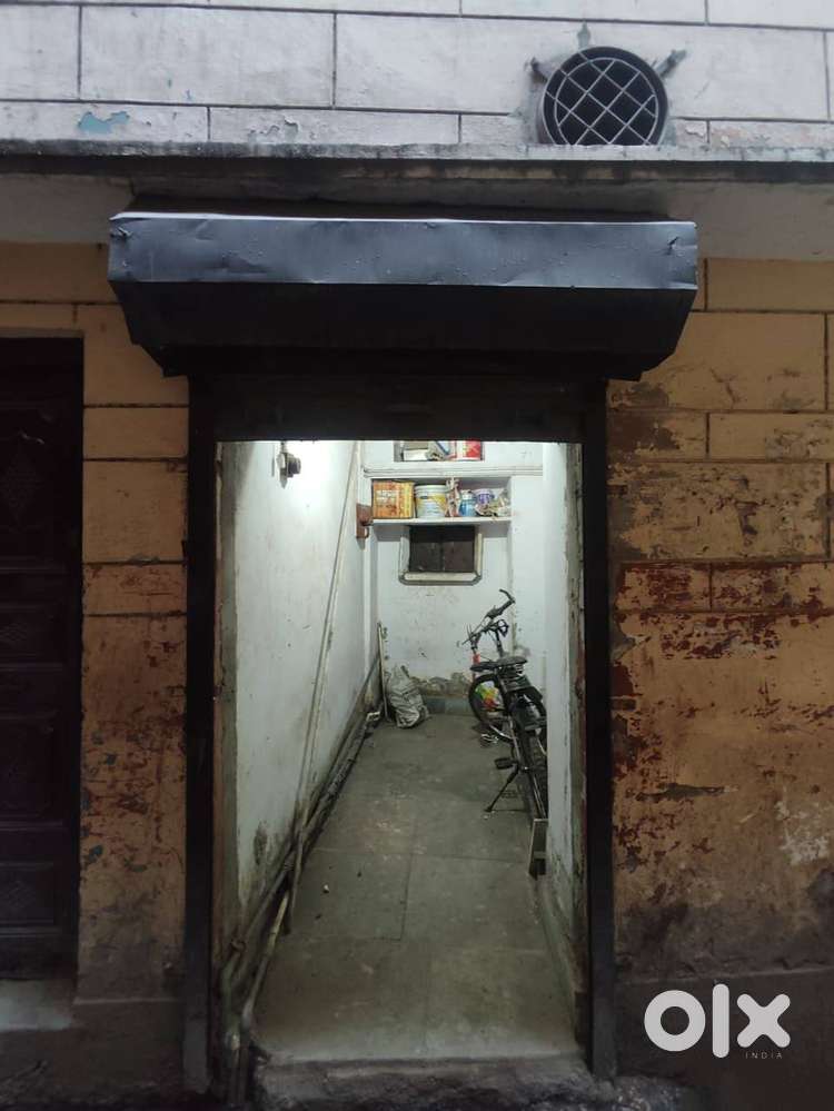 Compact Shop for Rent in Turkmangate, Old Delhi